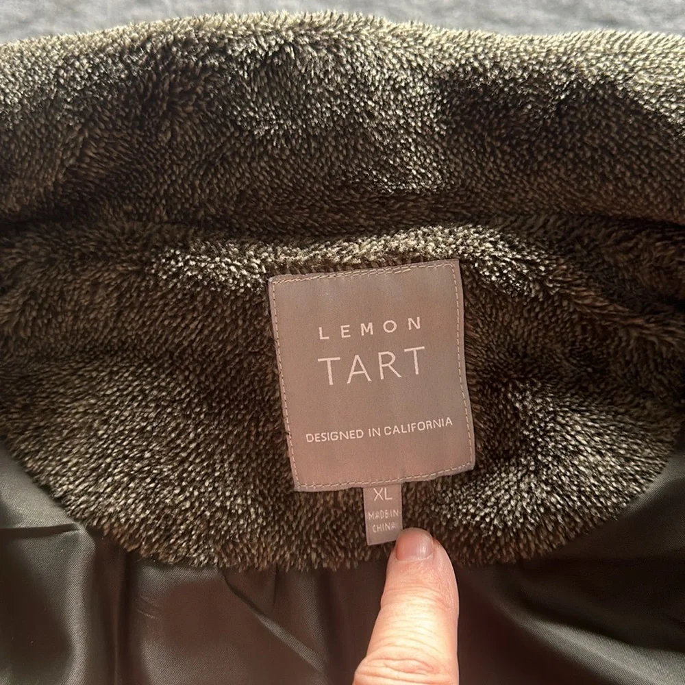 XL Lemon Tart quilted Vest in a gorgeous army green color. Super cozy & cozy EUC - Picture 12 of 12